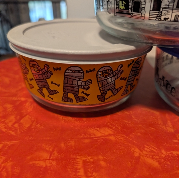Pyrex Halloween bowls - Picture 6 of 9